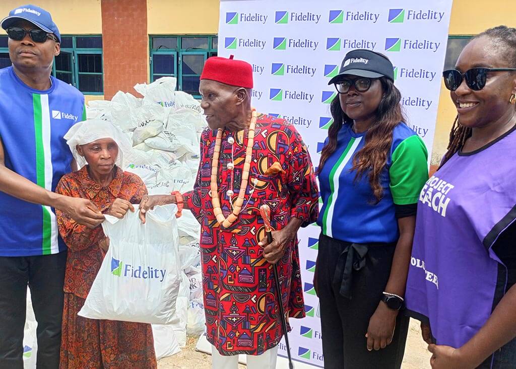 L-R: The Branch Leader, Trans-Amadi 1 Port Harcourt, Bob Anyanwu Representing the Regional Bank Head Rivers and Bayelsa 1 & South Commercial, Ibisiki Eretoru; one of the beneficiaries of the Food Bank Donation, Ogechi Friday; The Clan Head, Ozuzu Etche, HRH Eze Josiah Nwagwu; the Team Lead, CSR, Fidelity Bank Plc, Victoria Abuka; and the CEO, Reach Nigeria Foundation, Benedicta Ebi; during the Fidelity Food Bank Distribution in Ihie Community, Etche Local Government Area of Rivers State recently.